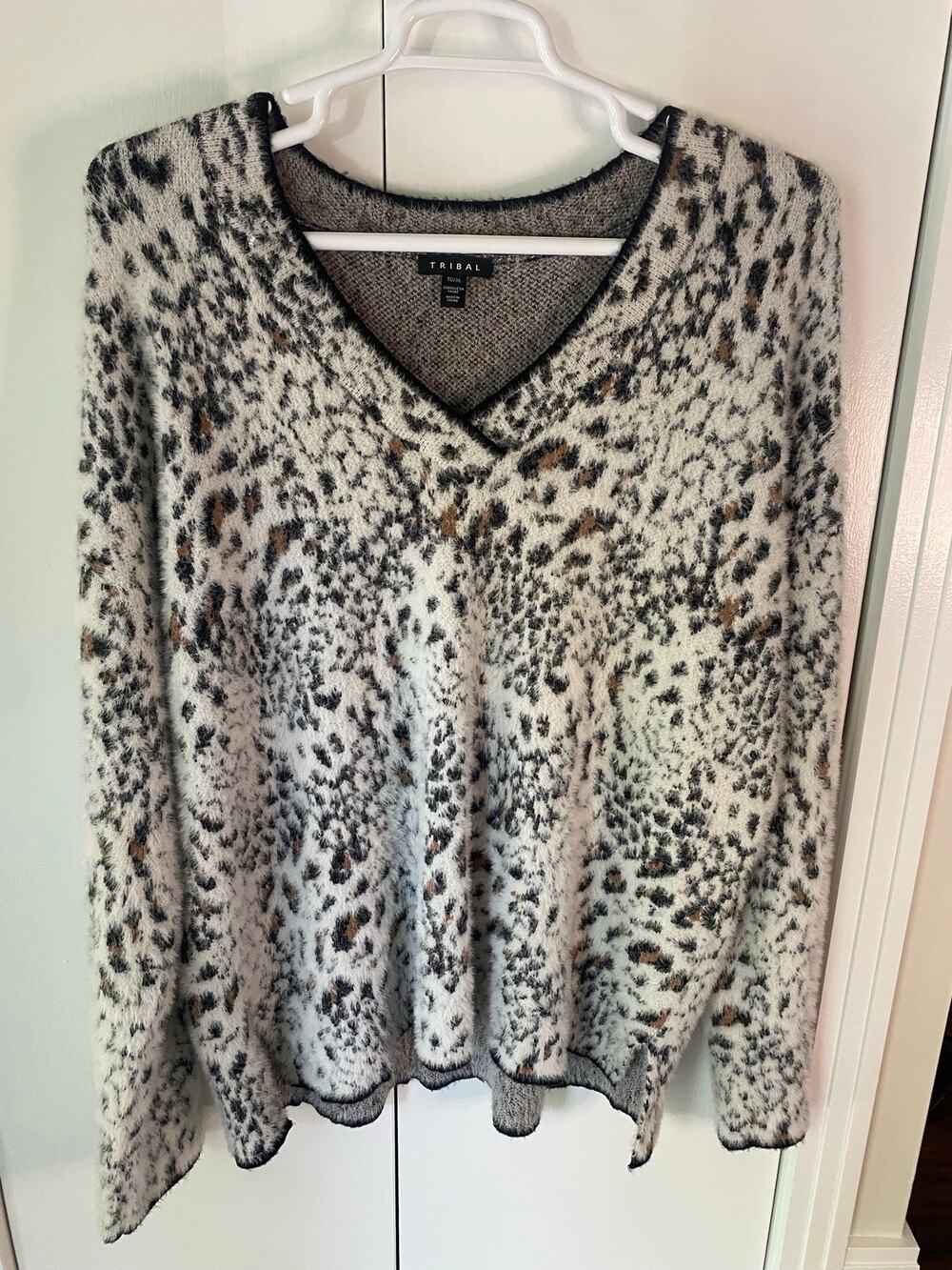 Tribal Long Sleeve V-Neck Sweater Leopard Print Sz XL